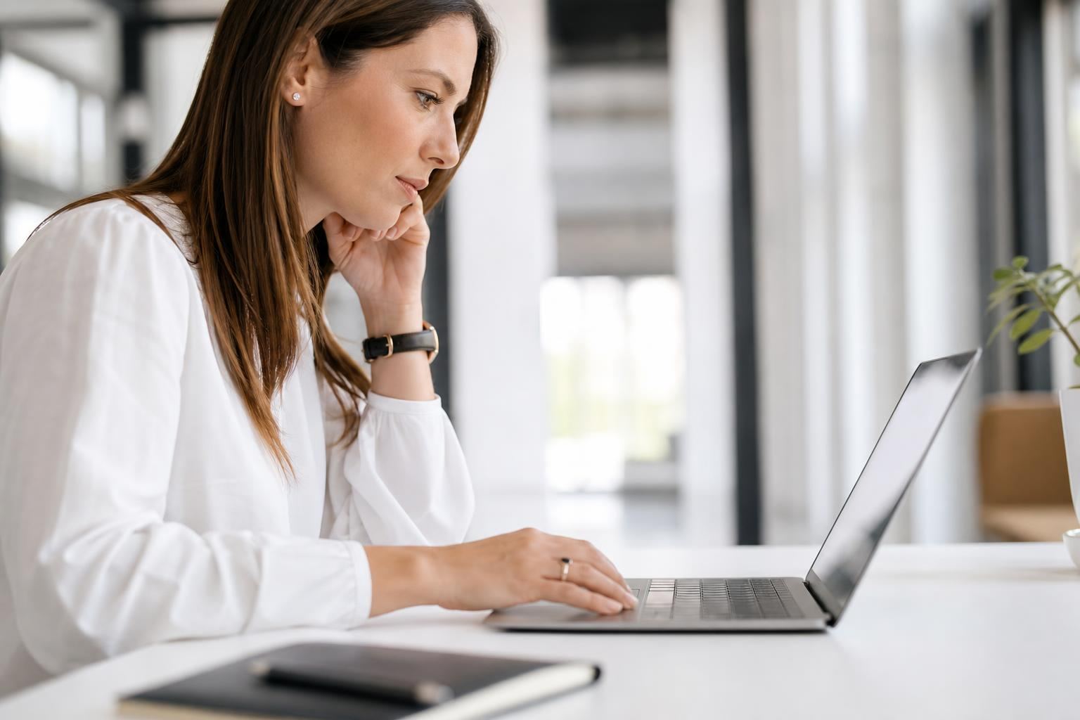 Personne documentant les resultats du protocole de test dans un tableur